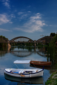 Il ponte osservato dagli ormeggi per le barche
