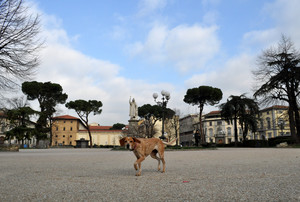 “Sola me ne vò per la città….”