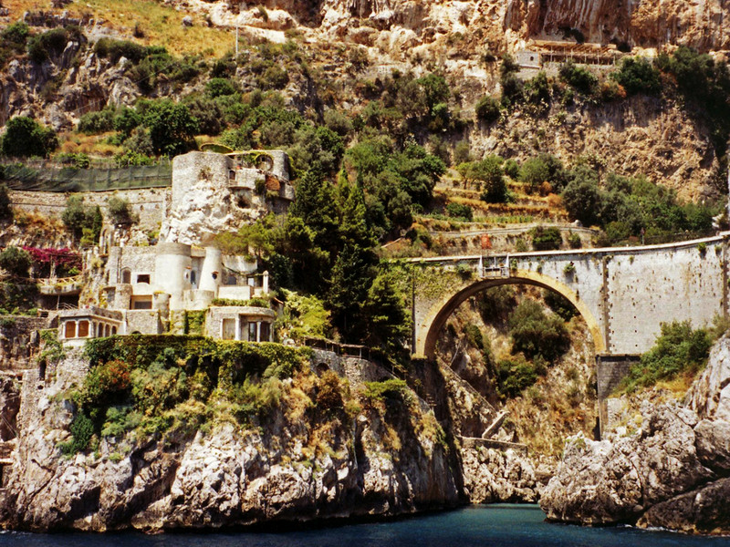 ''Un ponte particolare e una spiaggia da sogno'' - Furore
