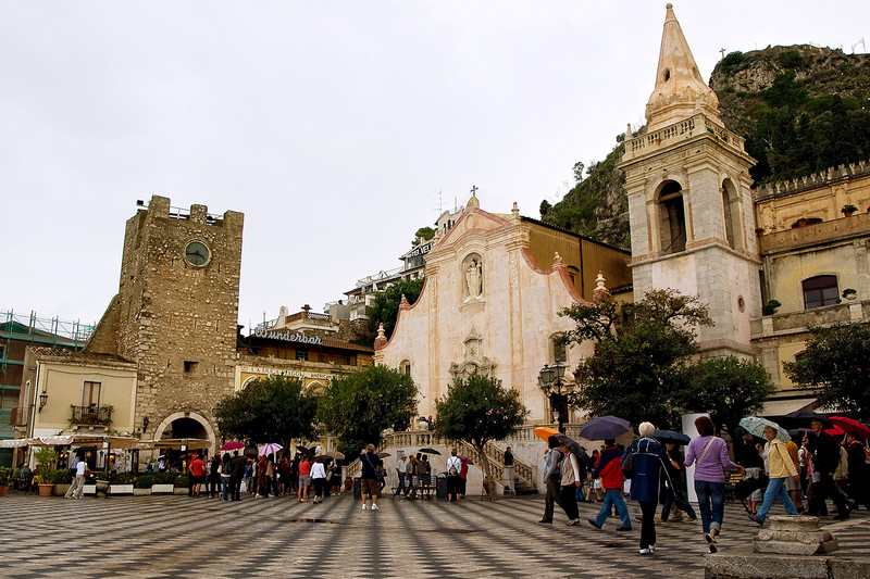 ''la piazza principale…'' - Taormina