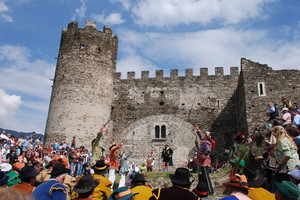Folklore sulla piazza del Castello