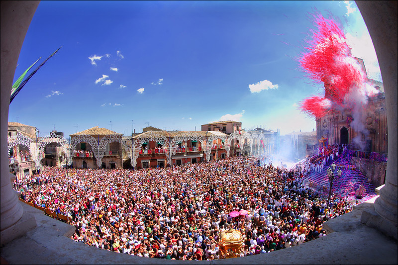 ''La piazza è piena per San Sebastiano'' - Palazzolo Acreide