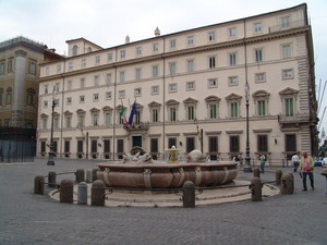 Piazza Colonna : la sede del potere