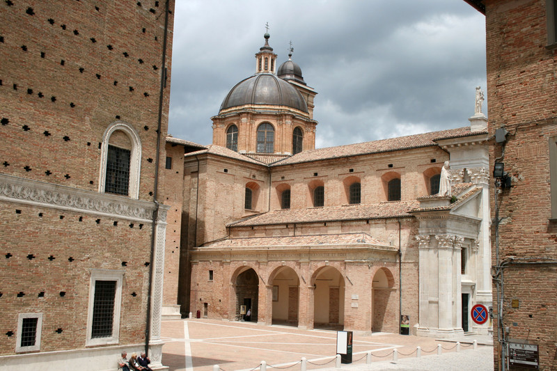 ''Tra Palazzo Ducale e Cattedrale'' - Urbino