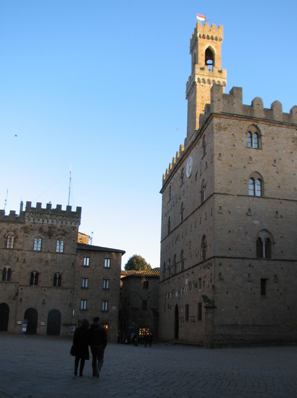 ''Passeggiando in Piazza dei Priori'' - Volterra