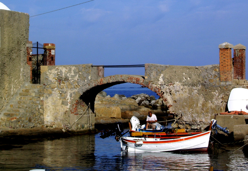 ''Un piccolo ponte e un pescatore'' - Isola del Giglio