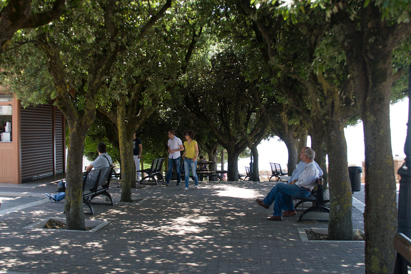 ''Un po di riposo  all’ombra nella piazzetta'' - Monte Sant'Angelo