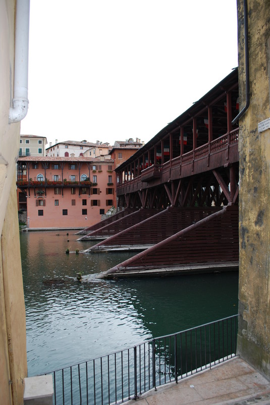 ''Ponte Vecchio caratteristico ponte in legno sul Brenta'' - Bassano del Grappa