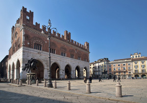 ” Piazza Cavalli “