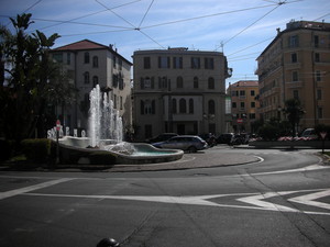 Piazza dominata dalla Fontana Luminosa