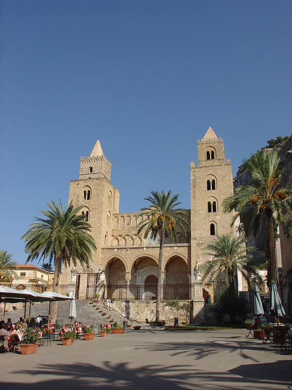 ''Piazza del Duomo nella splendida Cefalù'' - Cefalù