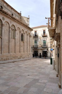 Piazza Pirro, lungo il fianco sinistro della Cattedrale romanica