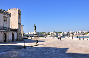 e la luna spuntò su Piazza degli Eroi