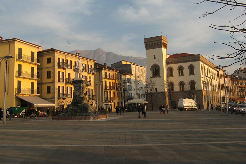 ''Piazza Cermenati baciata dal sole del tramonto'' - Lecco