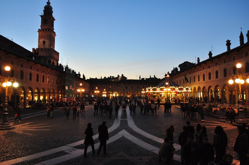 ''Scende la sera su Piazza Ducale'' - Vigevano