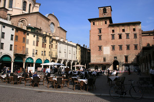 Bici e tavoli in PIazza delle Erbe