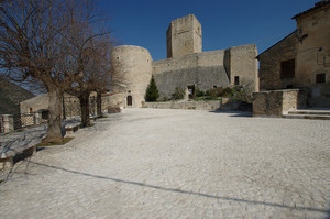 La piazza che guarda il castello