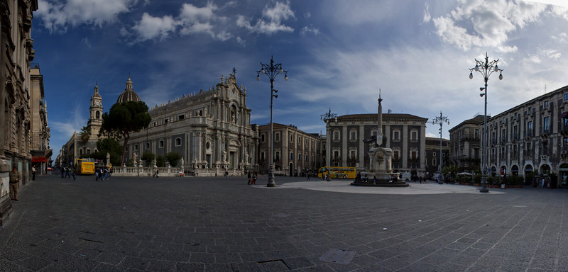 ''Ora di pranzo in piazza Duomo, con il Liotro perennemente di guardia'' - Catania
