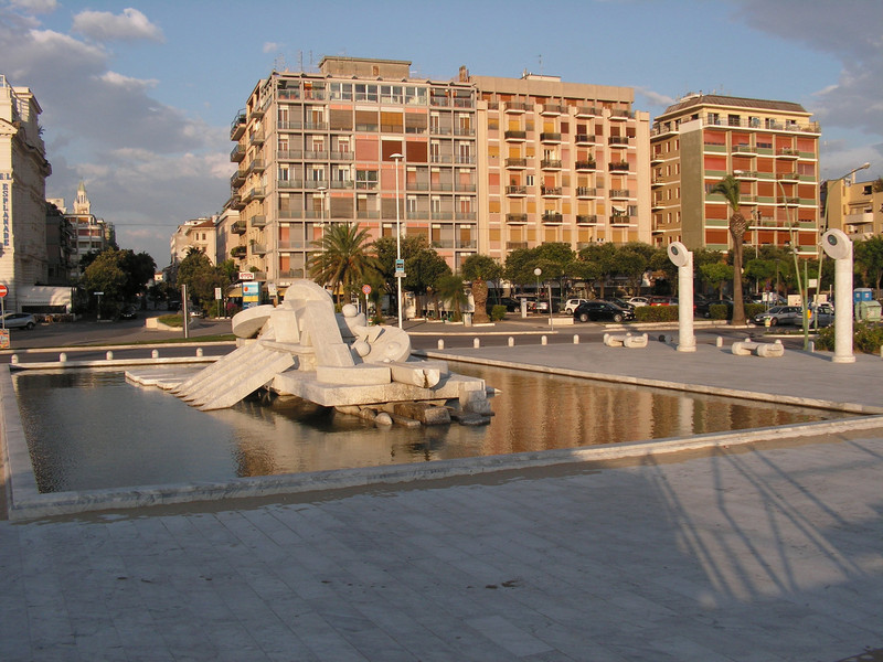 ''piazza Primo Maggio con la Nave di Cascella'' - Pescara