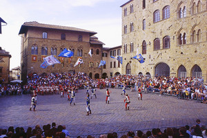 Astiludio, piazza dei Priori, Volterra agosto 2000