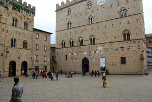 Piazza dei Priori 2