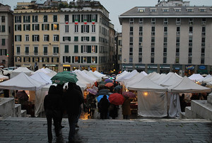 Il mercato sotto la pioggia