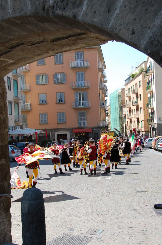 ''ritrovo in piazza'' - Viterbo