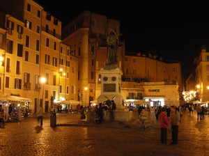 Piazza Campo de’ Fiori, monumento a Giordano Bruno lì dove morì arso vivo