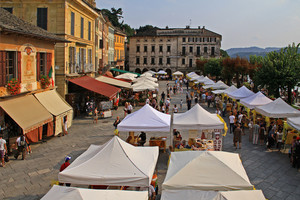 Orta San Giulio, mercatino della domenica in piazza Motta