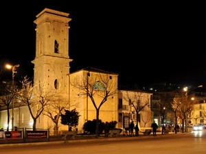 Piazza Oberdan di sera, dietro la Chiesa Matrice dell’Annunciazione
