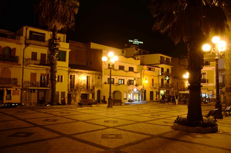 ''Tra palme e lampioni'' - Giardini-Naxos
