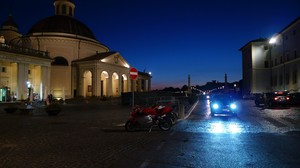Pausa caffè per i centauri in Piazza di Corte
