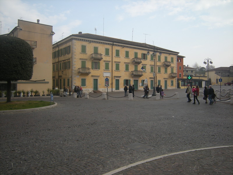 ''Piazza Betteloni'' - Peschiera del Garda