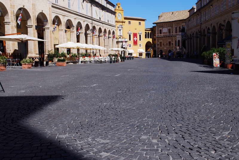 ''I portici di piazza del Popolo'' - Fermo