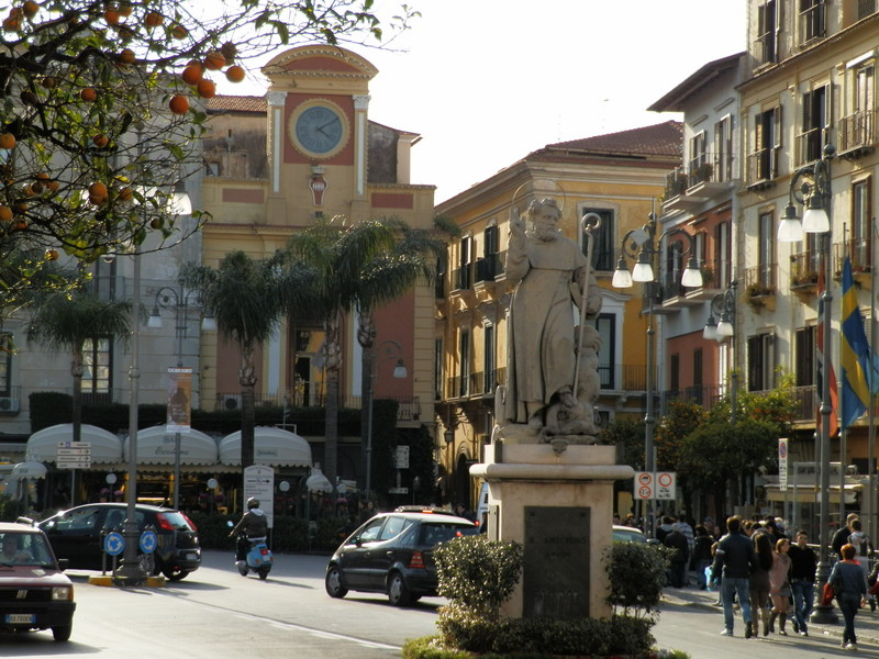 ''Piazza Tasso, la statua di Sant’Antonino veglia sul traffico…'' - Sorrento