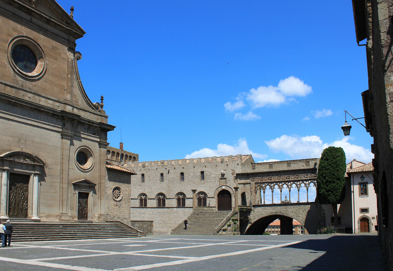 ''Piazza San Lorenzo e la loggia del Palazzo dei Papi'' - Viterbo