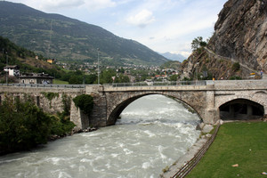 Un ponte massiccio e solido sulla Dora Baltea