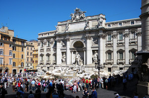 Un’affollata Piazza di Trevi