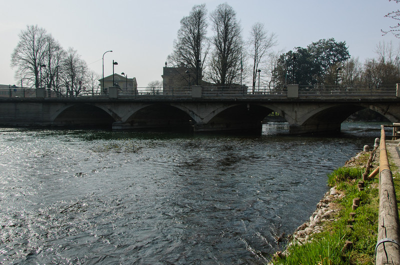 ''La ex-statale Mantova-Brescia attraversa il Mincio'' - Goito