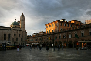 La piazza di Ascoli Piceno dopo il temporale