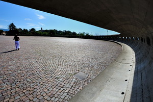 correndo sulla piazza circolare