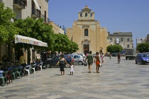 la piazza di Favignana