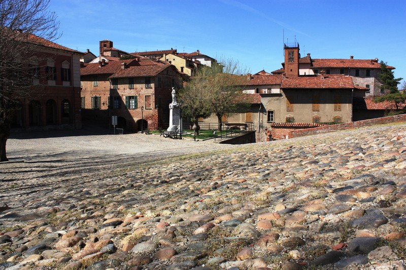 ''La piazza del paese'' - Cassine