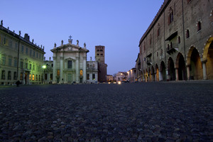 Si accendono le luci in Piazza Sordello