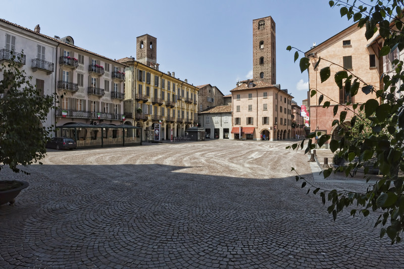 ''Per gli Albesi piazza Duomo'' - Alba