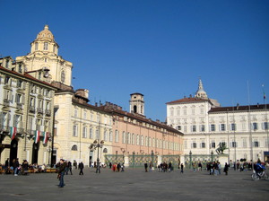 Piazza Castello e la chiesa nascosta