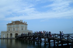 Il ponte di legno sul lago Fusaro