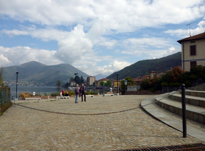 ''Due chiacchere in piazza.'' - Porto Ceresio