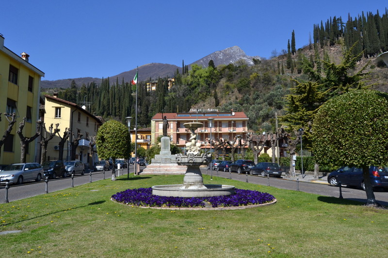 ''La piazza con il…”pollice verde” !'' - Toscolano-Maderno