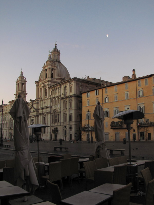 ''Quando la luna si spegne nel cielo è ora di tornare al lavoro'' - Roma